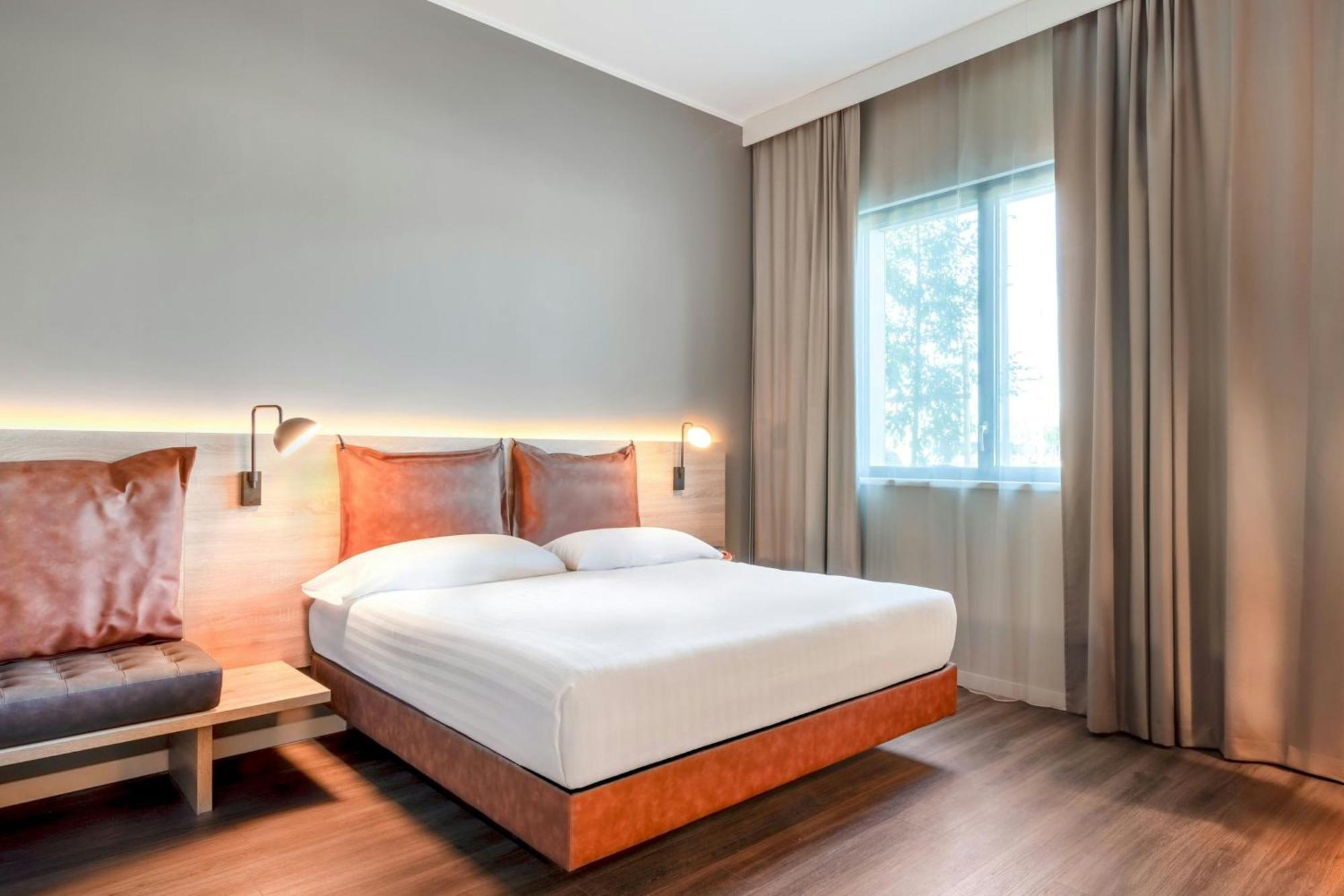 Moxy Large Queen Room - Accessible